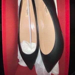 Edit: SOLD !!! Never Used, 10/10, Valentino Garavani Black Leather Flats, 40 EU